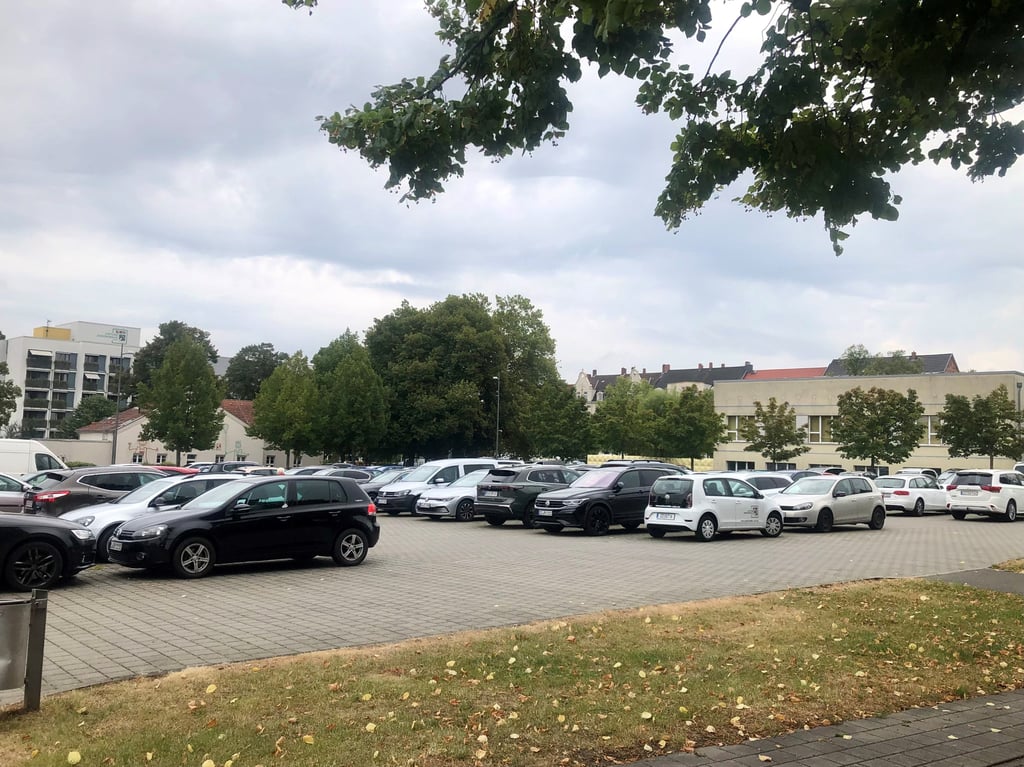 Parkplatz auf dem Schützenplatz in Zeitz: Hier etwa sollen die Container für die neue Schule und ihr Ausweichquartier Platz finden.