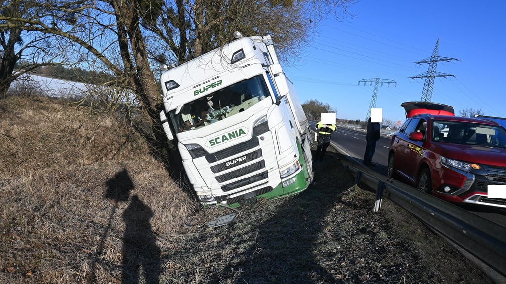 Ein Lkw-Fahrer wurde bei einem Unfall auf der B71 nahe Gardelegen verletzt.