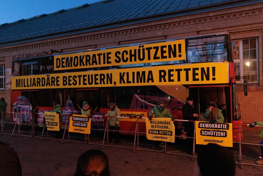 Die Umweltorganisation Greenpeace protestiert gegen den Kurs von Unions-Kanzlerkandidat Merz und fordert mehr Klimaschutz.