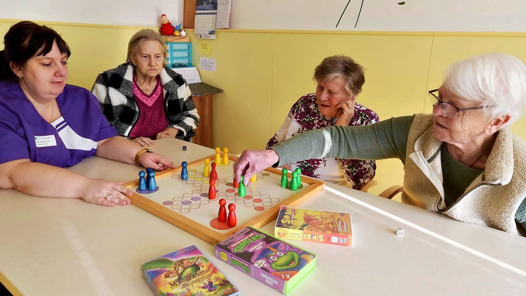 Im Seniorenpflegeheim Fuhneaue in Gröbzig kümmern sich rund 40 Angestellte um 56 Heimbewohner.