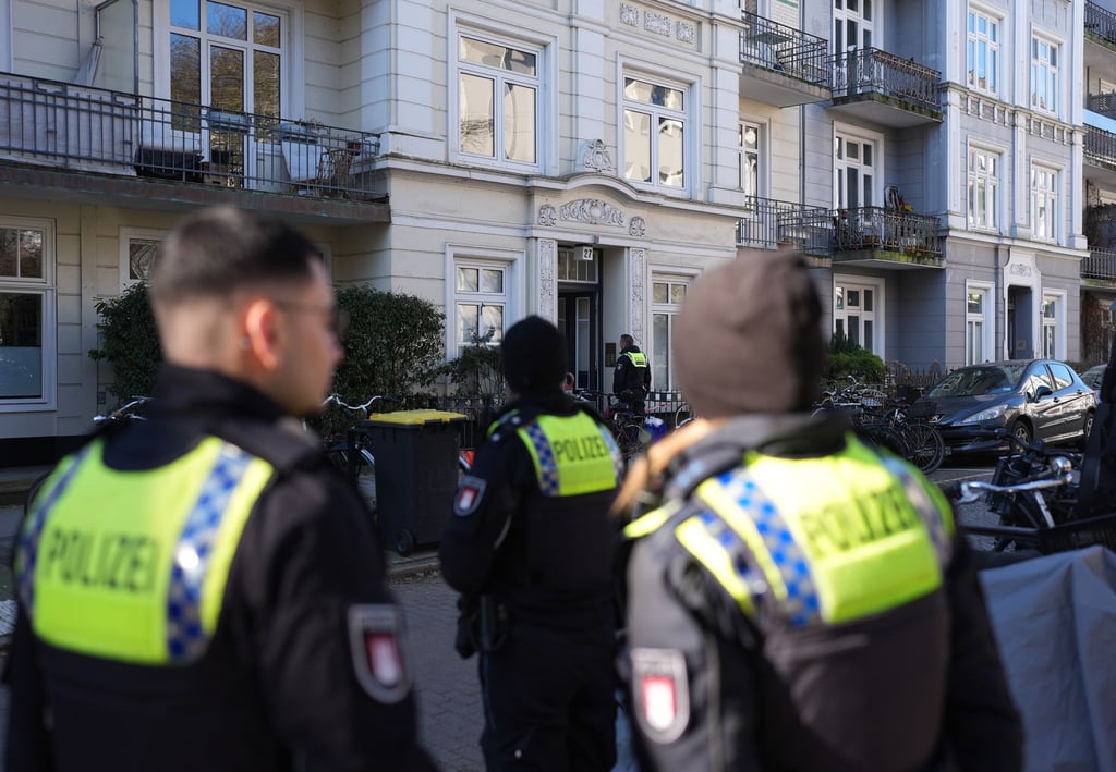 Nach dem Fund einer toten Frau untersucht die Hamburger Polizei eine Altbauwohnung im Stadtteil Hoheluft-West.