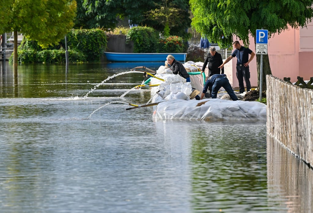 Das Hochwasser entlang der Oder konnten die Einsatzkräfte einigermaßen gut beherrschen. (Archivbild)