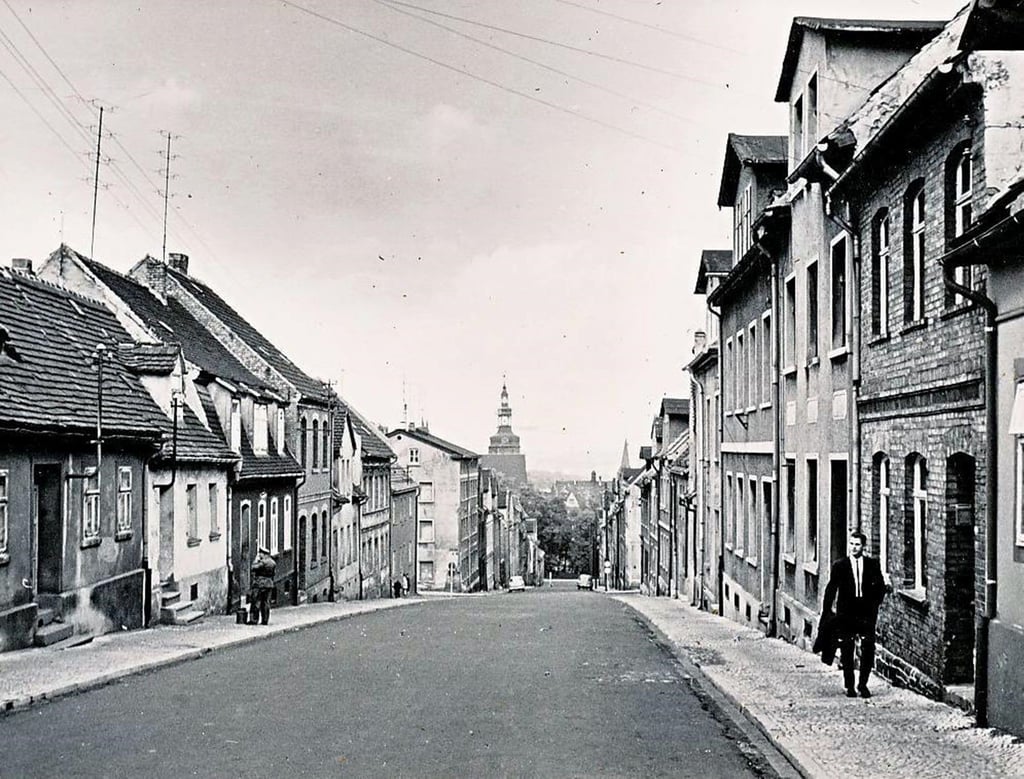 Die Hintere Siebenhitze um das Jahr 1960, eine abschüssige Straße, dicht bebaut.