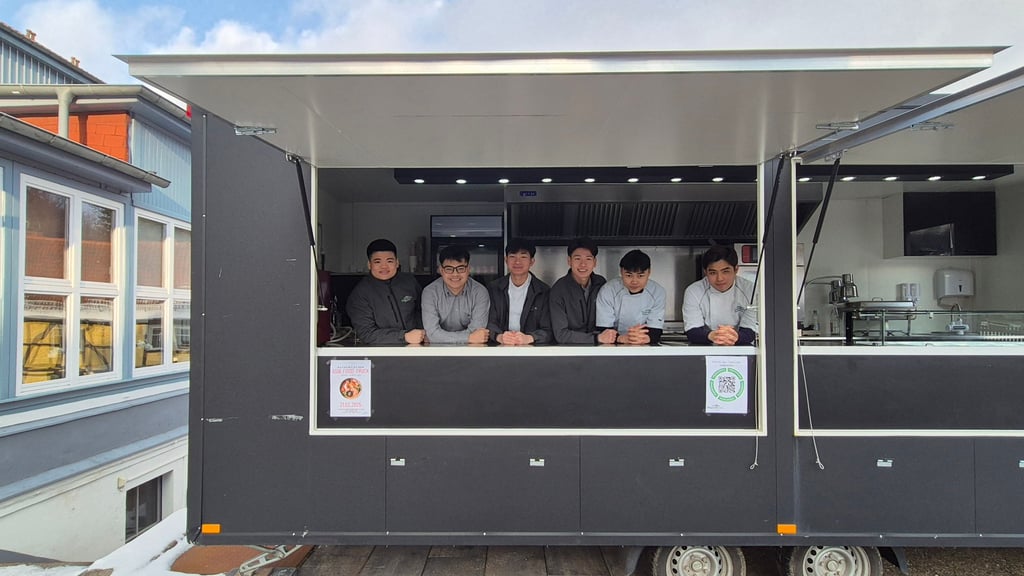 Dat, Le, An, Tien, Dat und Duc (v.l.n.r.) absolvieren ihre Ausbildung im Harzhotel in Güntersberge. Am Foodtruck gibt es am Freitag vietnamesische Gerichte, die sie zubereiten.