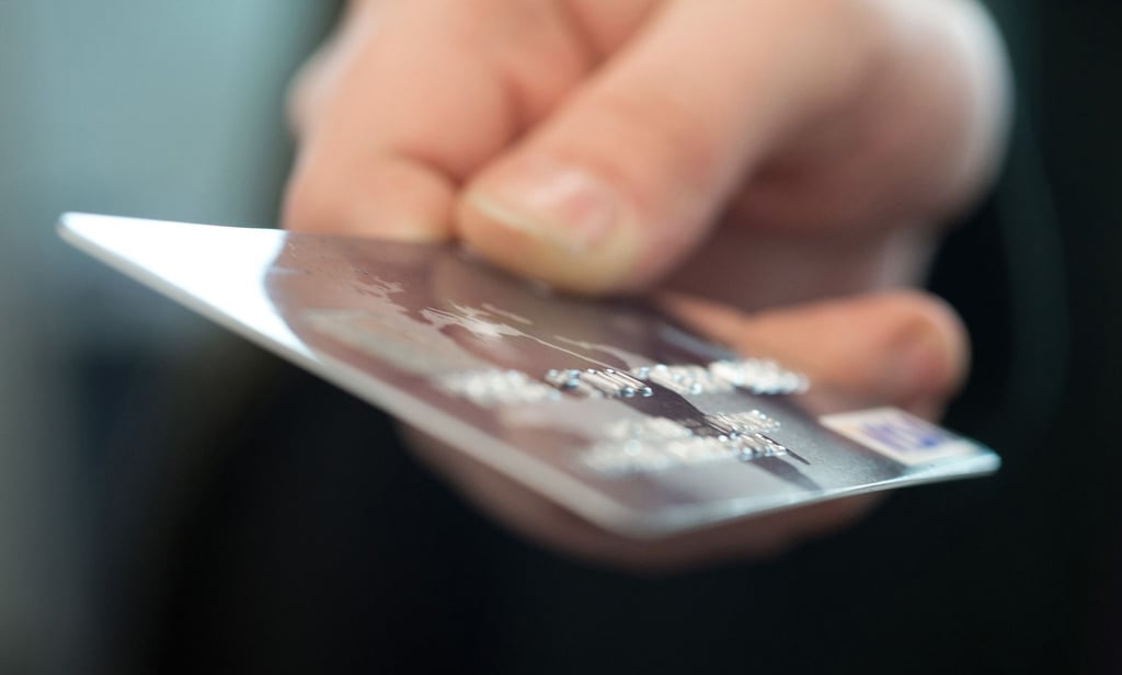 Die Zeitschrift „Stiftung Warentest Finanzen“ hat 34 weit verbreitete Standard-Kreditkarten ohne Extras unter die Lupe genommen.