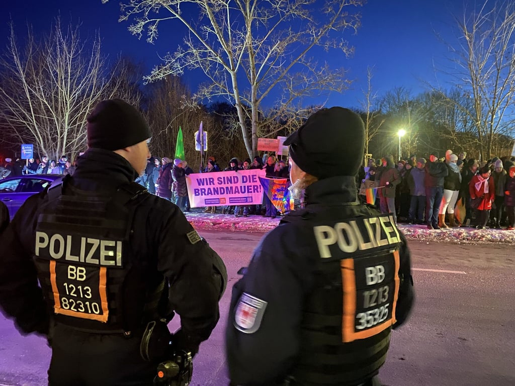 Die Polizei ist bei einer AfD-Wahlkampfveranstaltung in Neuenhagen bei Berlin im Einsatz - Demonstranten protestieren auf der gegenüberliegenden Seite gegen die Partei.
