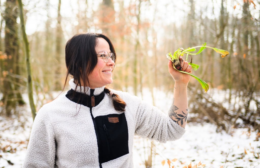 Trotz Schnee findet Jennifer Engelbrecht im Klosterwald Loccum allerlei Essbares.