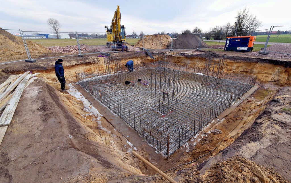 Neben dem Sportplatz in Reppichau soll der Funkmast errichtet werden. Derzeit laufen die Arbeiten am Fundament.