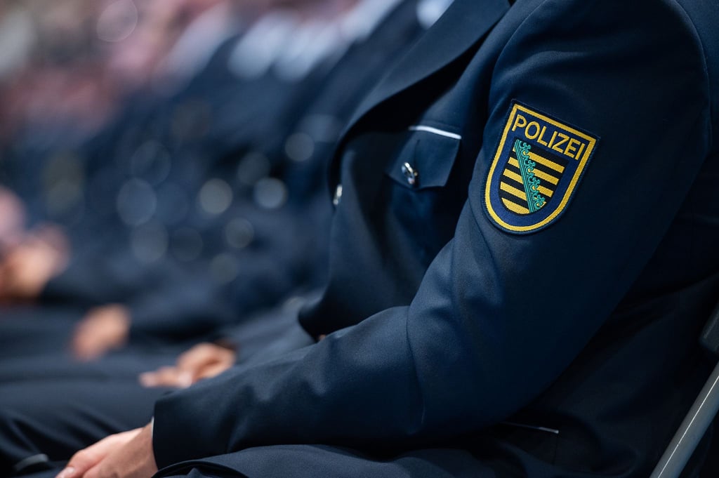 In den Reihen der sächsischen Polizei gibt es 20 neue Verdachtsfälle hinsichtlich Rechtsextremismus. (Symbolbild)
