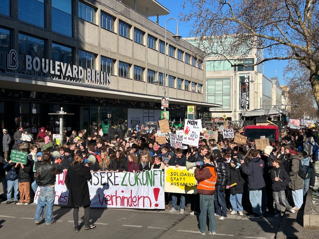 Berliner Schülerinnen und Schüler demonstrieren gegen Rassismus und einen Rechtsruck.