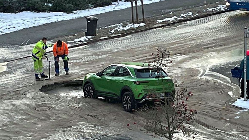 Ein Wasserrohrbruch sorgte für ein Loch in der Straße - ein Auto fuhr hinein. Das Loch in der Breitscheidstraße in Wittenberg