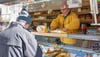 Wochenmarkt im Winter an der Dessauer Friedensglocke. Auch Anke Hartenstein von der Bäckerei Pohl aus Straach hat hier ihre Stammkunden.