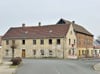 Die ehemalige Konsum-Gaststätte in Schneidlingen wird jetzt im Auftrag des Salzlandkreises abgerissen. Foto: René Kiel