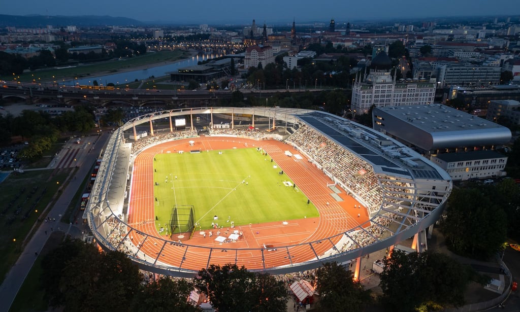 Das Heinz-Steyer-Stadion bei seiner Eröffnung - ohne Anzeigetafel.