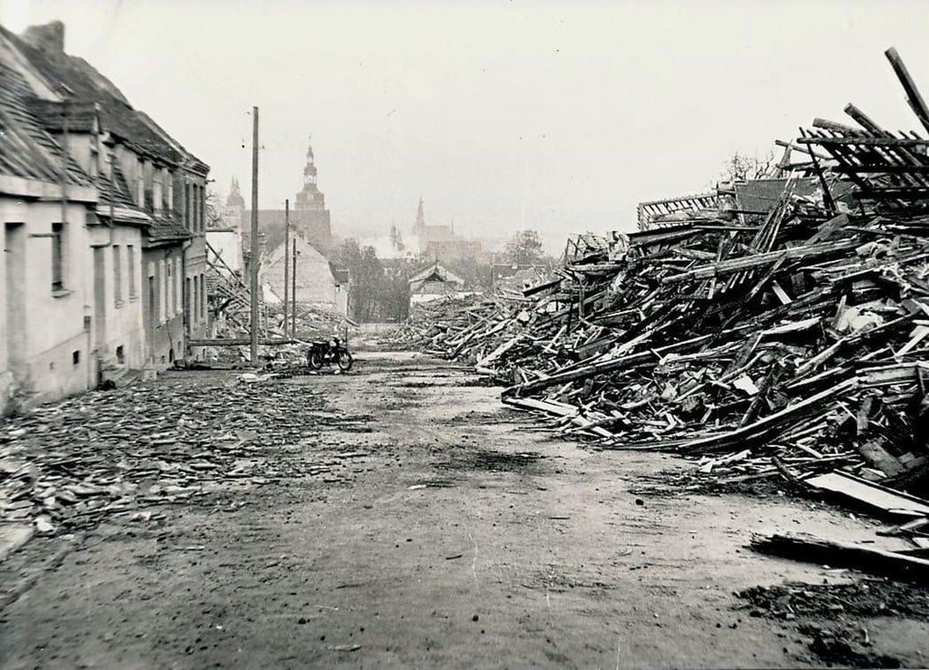 Ende der 1970er Jahre nach den Erdsenkungen und Abrissarbeiten säumten Schuttberge die Fahrbahn in der Eisleber Siebenhitze.