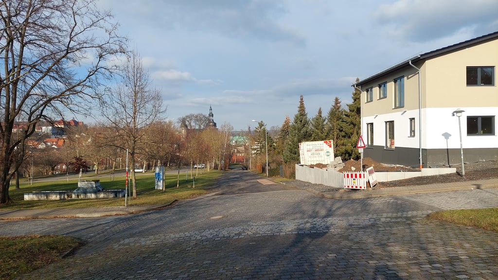 Heute bietet sich dieses Bild hinunter zur Stadt. Vom Bergbaudenkmal „Seilscheibe“, das 2015 auf den Hof des einstigen Lehrerseminars umgesetzt wurde, blieb das Fundament zurück. Daneben ist erstmals nach langer Zeit wieder Wohnungsbau zu beobachten.