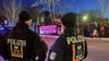 Die Polizei ist bei einer AfD-Wahlkampfveranstaltung in Neuenhagen bei Berlin im Einsatz - Demonstranten protestieren auf der gegenüberliegenden Seite gegen die Partei.