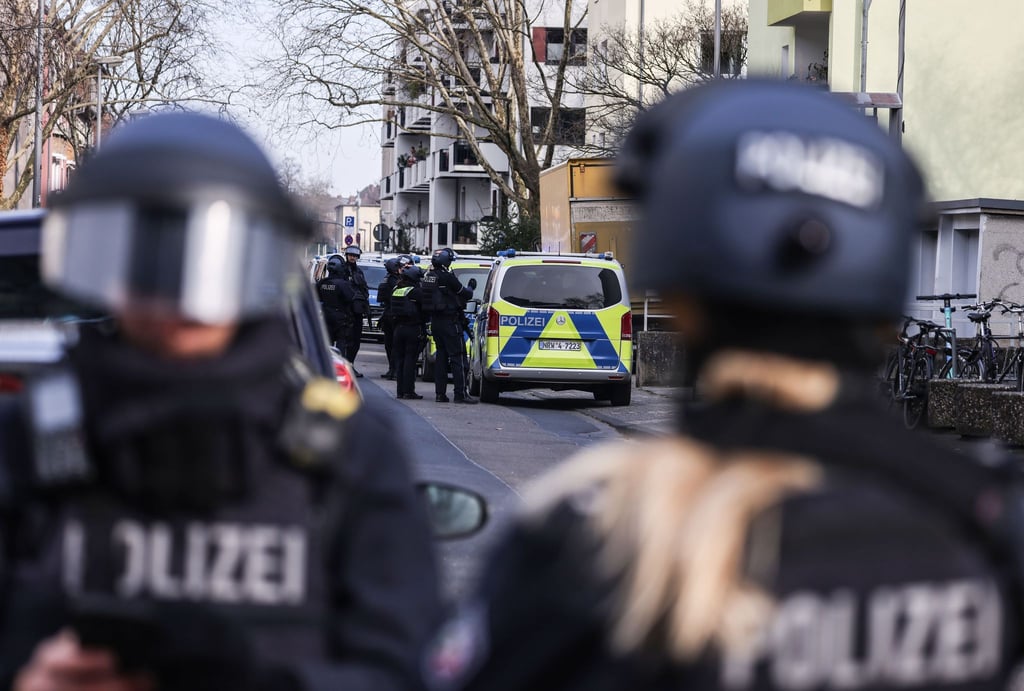 Der Schütze ist weiter flüchtig.