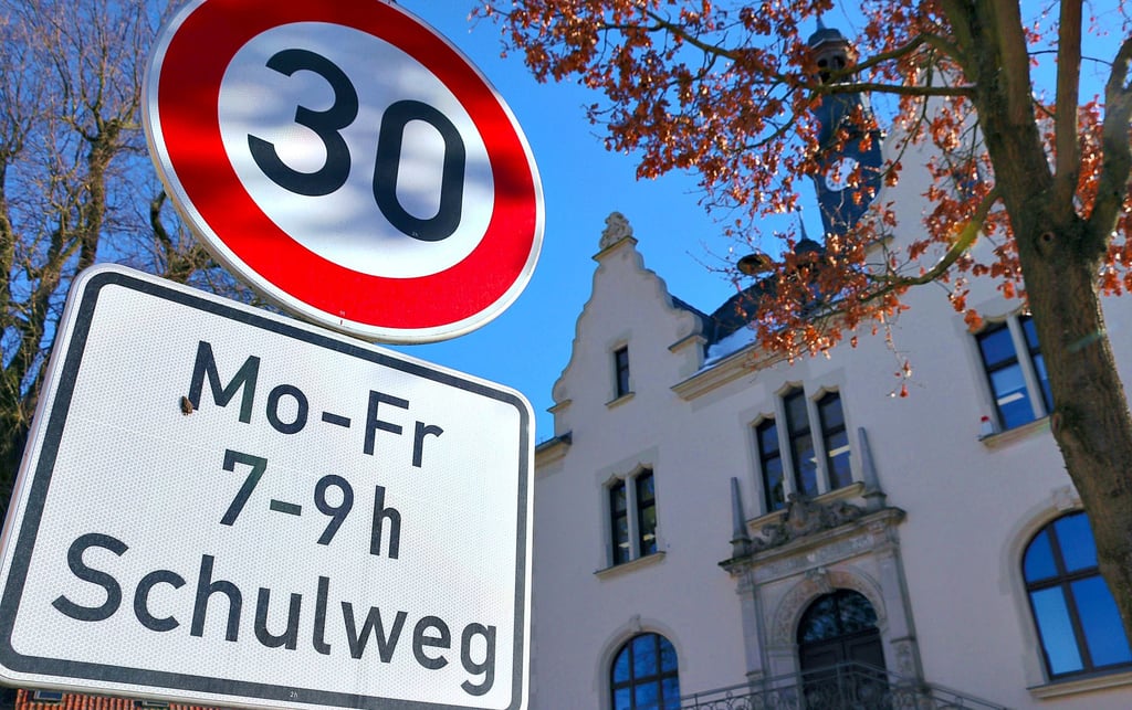Ein Tempo-30-Schild vor dem Rathaus Möckern.