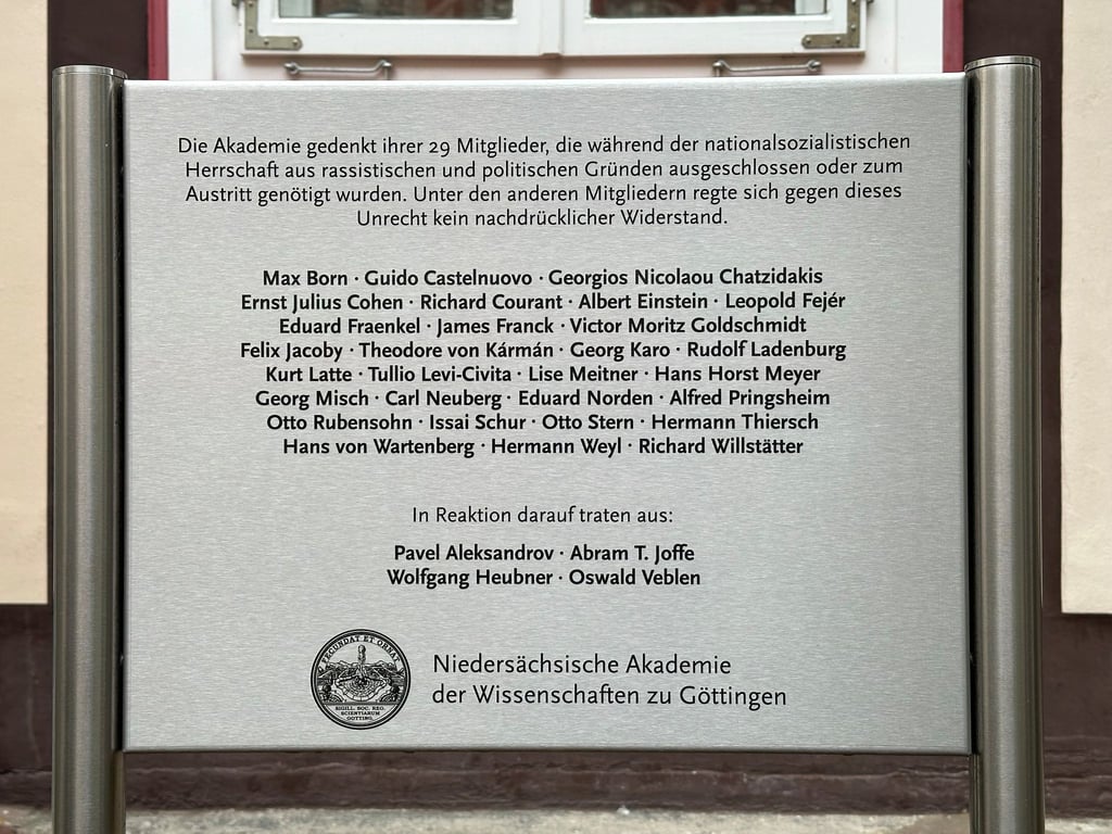 Von der Gedenktafel sind laut der Akademie der Wissenschaften nur noch zwei Löcher im Boden übrig.