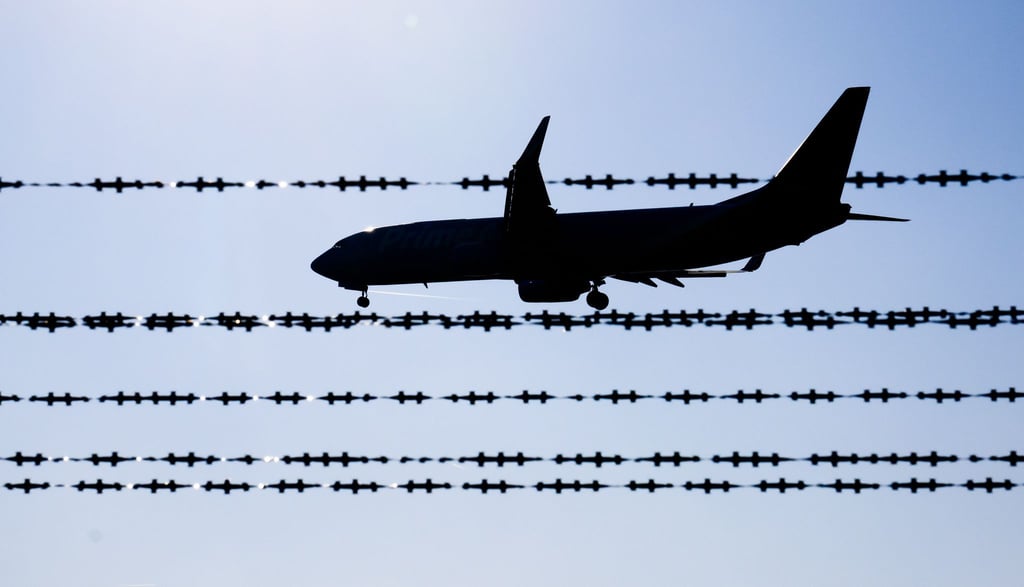 Mit dem Flug wurden 47 Ausreisepflichtige aus elf Bundesländern abgeschoben. (Symbolbild)