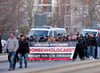 Kernthese der rechtsextremen Teilnehmer des „Trauermarsches“ ist eine Opfer-Täter-Umkehr.  Der  alliierte Luftangriff auf Dresden war eine Folge des Holocausts, der deutschen NS-Verbrecher. Demonstranten, wie hier am vergangenen Samstag,  bezeichnen den Luftangriff als Holocaust und Massenmord.