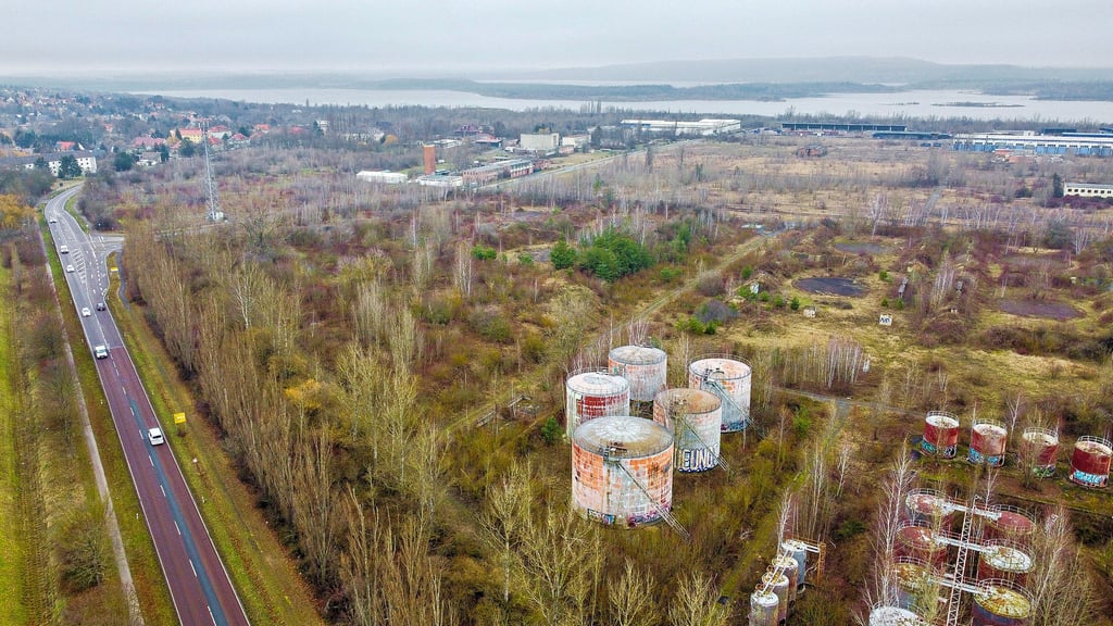 Die 24 verbliebenen Stahltanks des früheren Mineralölwerks Lützkendorf in Krumpa im Saalekreis werden derzeit dem Erdboden gleichgemacht.