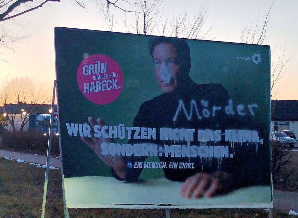 Dieses verunstaltete Wahlplakat der Grünen steht in Gölzau.