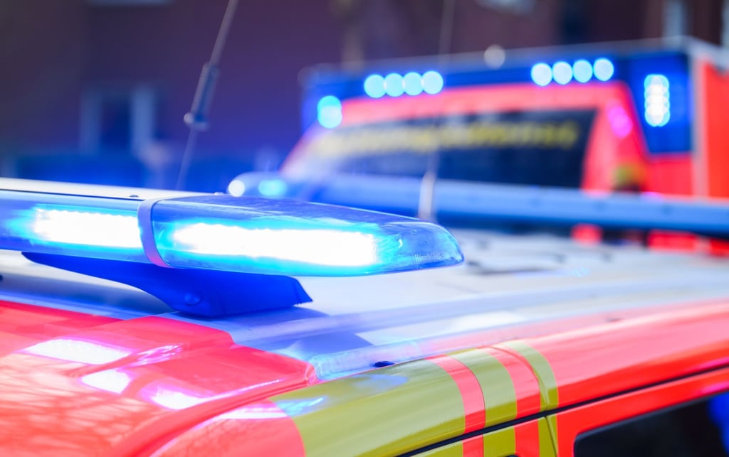 Zwei Menschen kamen in ein Krankenhaus, da sie bei dem Feuer Rauchgase eingeatmet hatten. (Symbolbild)