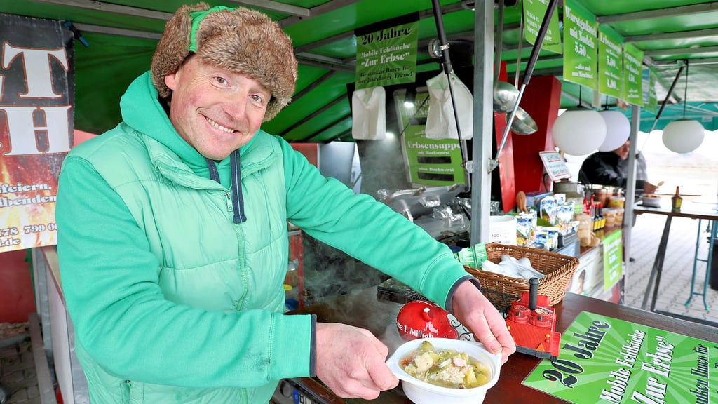 Sven Maak alias Suppen-Sveni bietet in Lützen an seiner Feldküche Graupensuppe an.