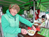 Sven Maak alias Suppen-Sveni bietet in Lützen an seiner Feldküche  Graupensuppe an. 