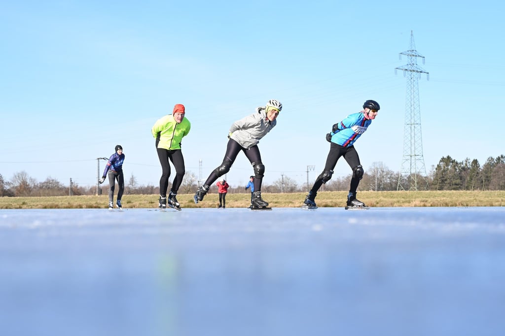 Ein Sportverein hat in Ostfriesland einen Acker geflutet, auf dem man Schlittschuh laufen kann.