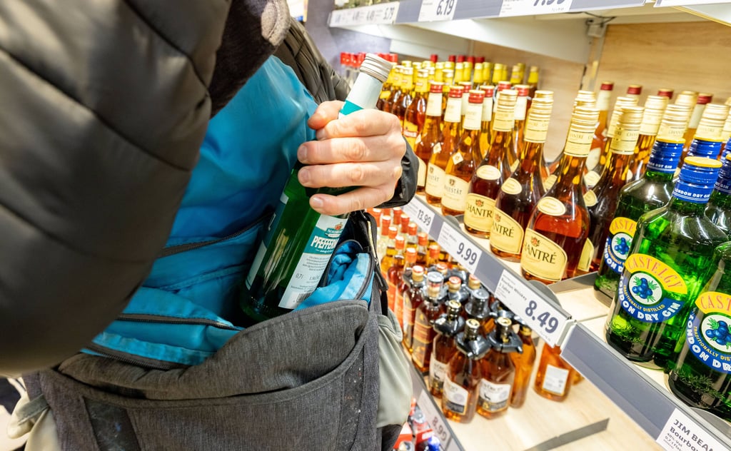 Ähnlich wie auf diesem Symbolfoto wollte ein 36-jähriger Mann am Mittwochvormittag Getränke in einem Lebensmittelmarkt in Weißenfels stehlen.