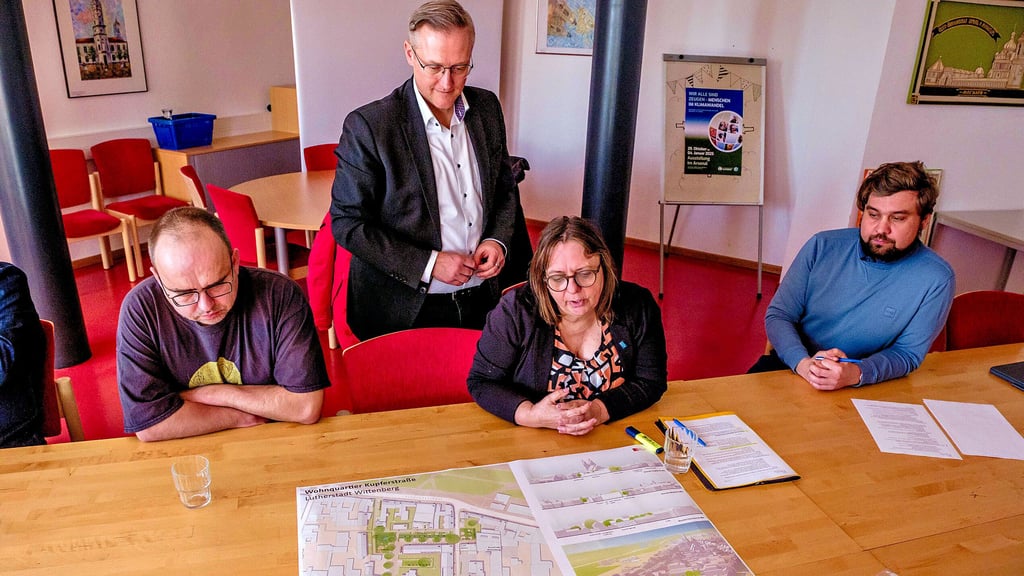 Stefan Polzer, Susann Scheffel und Andrè Seidig präsentieren einen ersten Planungsentwurf für die Entwicklung des „Areals Kupferstraße“.