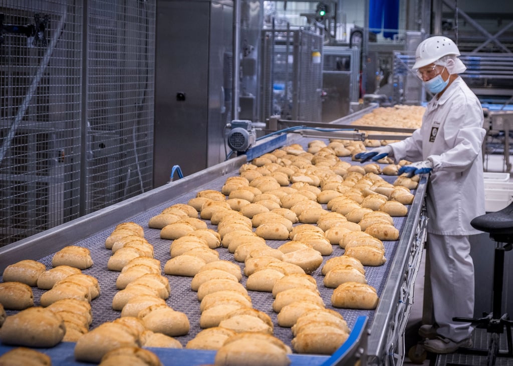 In der Bonback-Großbäckerei im halleschen Star-Park werden Brot und Brötchen für die Discounter Lidl und Kaufland produziert.