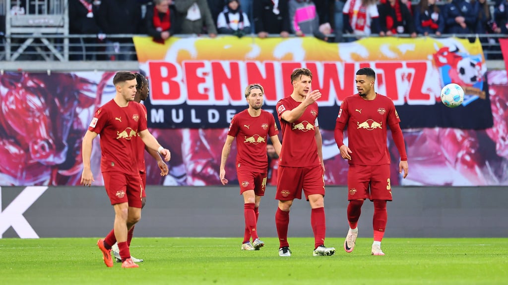 Baumgartner, Haidara und Orban (1., 2. und 4. v.l.) im Ligaspiel gegen Wolfsburg.