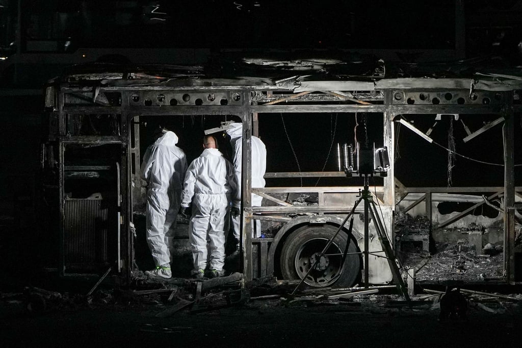 Israels Polizei spricht nach den Bus-Explosionen von einem „mutmaßlichen Terroranschlag“.