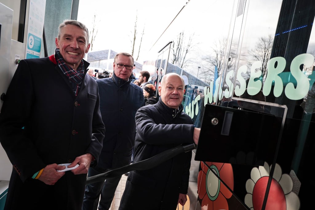 Bundeskanzler Olaf Scholz (SPD) hat die erste Wasserstofftankstelle in Bremerhaven eröffnet.