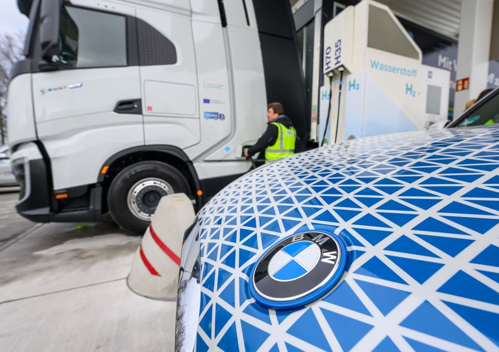 Mit Wasserstoff-Lkw will das Unternehmen klimafreundlicher werden.