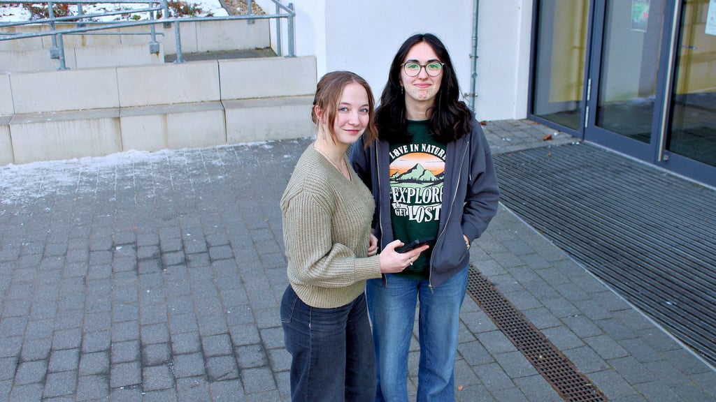 Marie-Sophie Groß (l.) und Joana Nichelmann dürfen am Sonntag den Bundestag wählen.