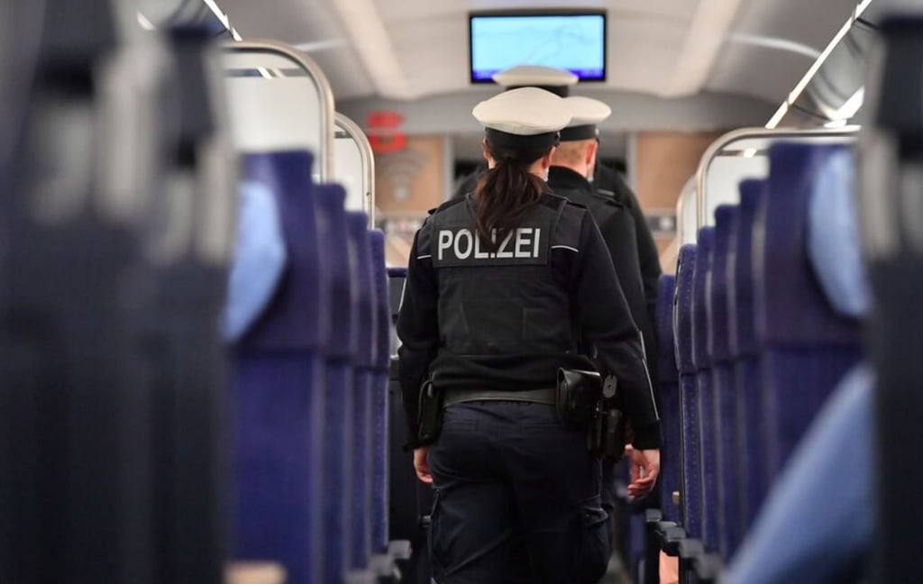 Ein Rentner ist in einem Zug von Jena nach Halle ausgerastet.