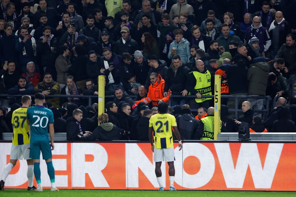 Das Europa-League-Spiel zwischen Anderlecht und Fenerbahçe wurde kurz nach Spielbeginn unterbrochen.