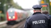 Gleich mehrere Bundespolizisten mussten am Samstagabend zum Bahnhof in Burg anrücken. Dort zeigte ein Mann unter anderen einen Hitlergruß.