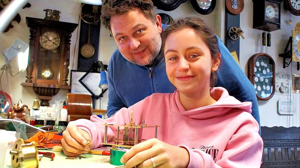Charlotte Schmidt aus Radebeul absolvierte in Havelberg bei Uhren & Schmuck Haut, hier Mathias Haut, ein Praktikum. Sie möchte Uhrmacherin werden.