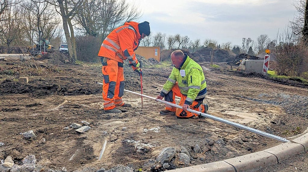 André Landgraf (r.) und sein Kollege bauen an der Überquerung.