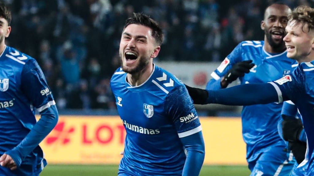 Samuel Loric vom 1. FC Magdeburg - er bejubelt sein Tor gegen den 1. FC Köln.