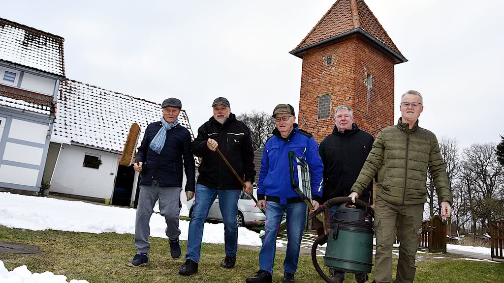 Siegfried Wenzel (von links), Wolfram Materne, Manfred Franke, Ingo Springborn und Carlo Gawronsky sind im Einsatz. Die Männer bringen in regelmäßigen Abständen den Turm in Schuss. Dort brüten jedes Jahr Schleiereulen und Turmfalken.