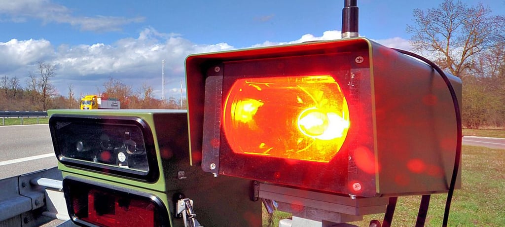 Geschwindigkeitskontrolle an der Autobahn: Die Polizei hat auf der A9 bei Dessau über 100 Raser erwischt.