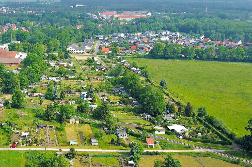 Das Möckeraner Wohngebiet "Pfingstwiesen" rechts oben im Bild könnte nach Ansicht der Ortschaftsräte auf der landwirtschaftlichen Fläche davor "gespiegelt" werden.