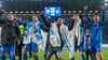 Abu-Bekir El-Zein (r.) und Livan Burcu (M.) feiern den 3:0-Heimsieg des 1. FC Magdeburg gegen den 1. FC Köln mit den Fans.